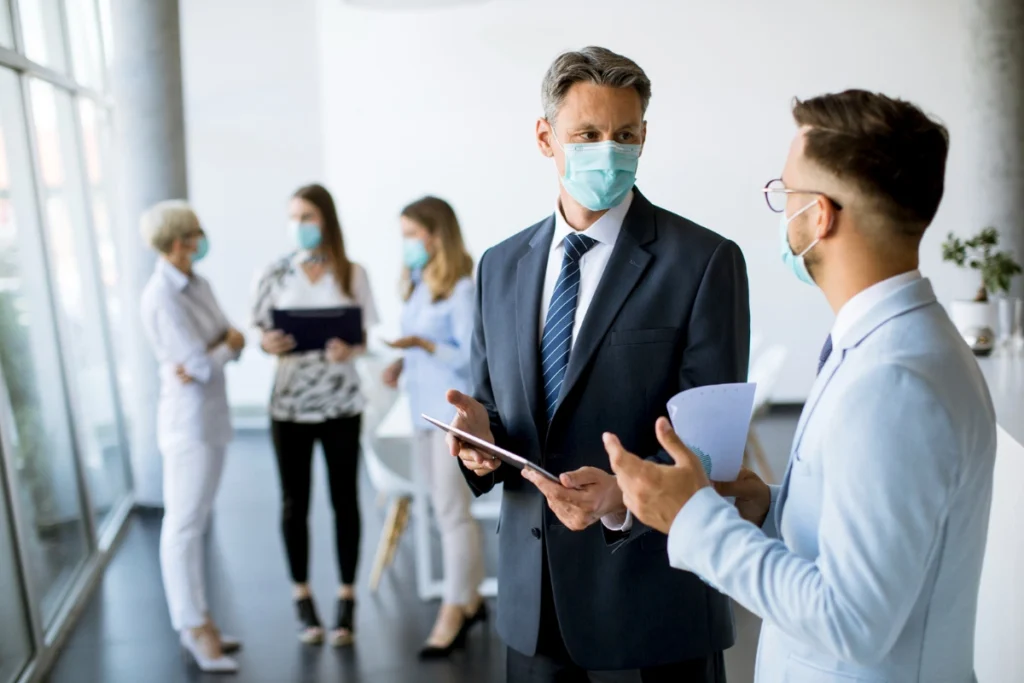¿Qué debo hacer si un trabajador da positivo en COVID-19?